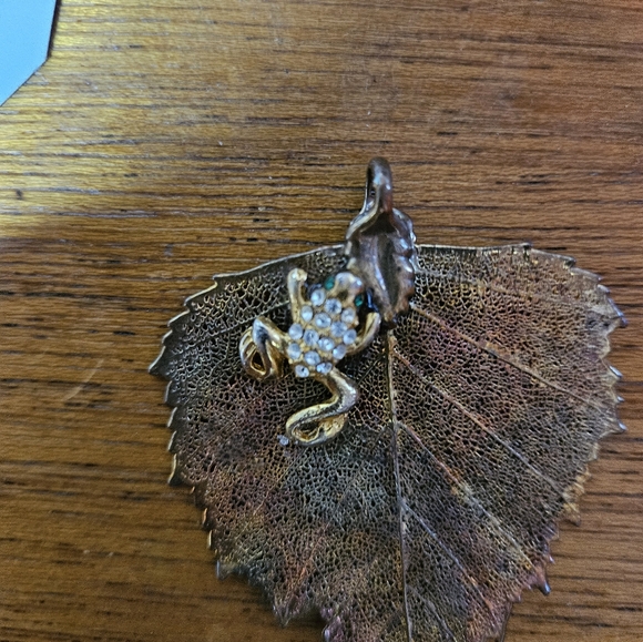 Tri gold dipped leaf with frog pendant - Picture 2 of 2
